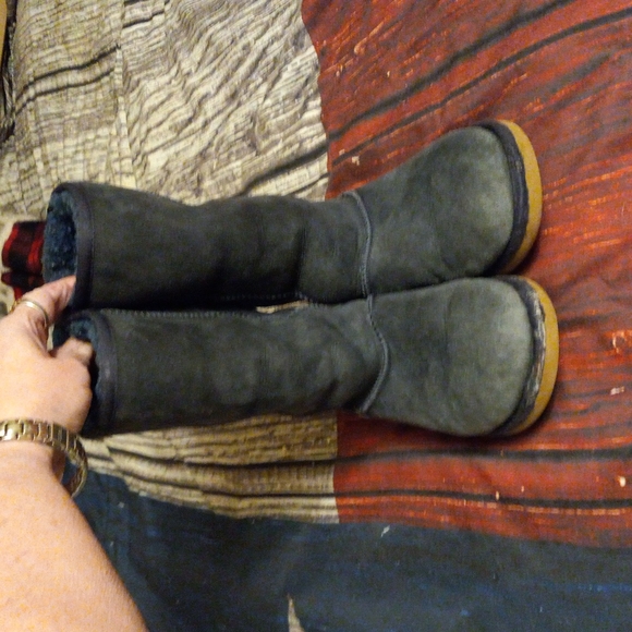 Lds. UGG Boots - Picture 2 of 5